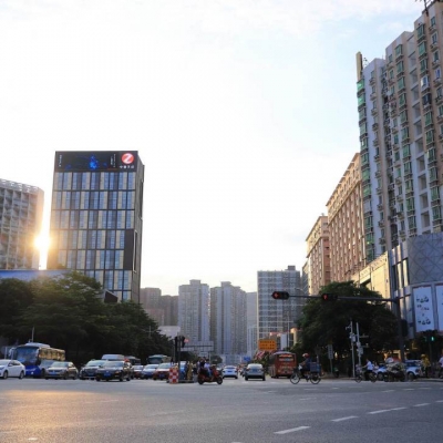 王石一句话“惹怒”年轻人：富人的傲慢，与穷人的辛酸